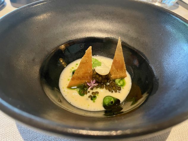 N25 Kaviar I Erbsen Panna Cotta I Huhn | grüne Mandeln | Chardonnay Beurre blanc