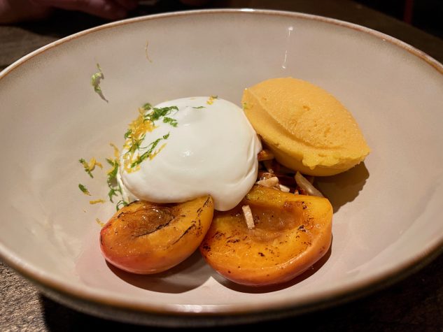 Gebackene Aprikosen mit Joghurt-Limetten-Schaum, karamellisierte Mandeln und Aprikosen-Safran-Sorbet