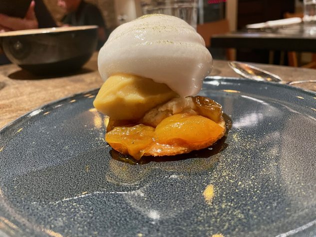 Mirabellen auf bretonischem Mürbeteig, Vanillecreme, Mirabellen-Sorbet und Baiser-Espuma mit Matcha