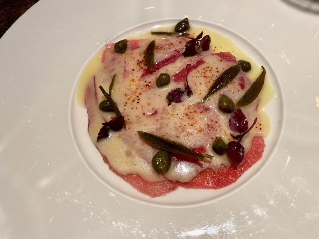 Thunfisch Carpaccio mit Zitrusvinaigrette, Kapern, eingelegtem Meerfenchel und Piment d'Espelette