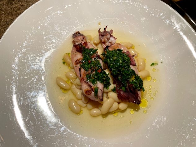 Calamaretti vom Josper Grill mit kleinen weißen Bohnen und Chimichurri