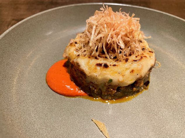 "Moussaka" mit Hackfleisch aus der Eifel gegrillten Auberginen Sauce Mornay und Kartoffelstroh
