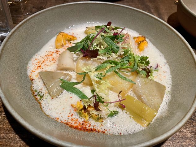 Gebratenes Kabeljau-Filet aus Island mit Weißweinsoße, Bouchot-Muscheln gegrilltem Lauch, Artischocken und...