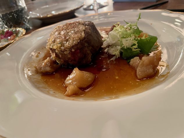 Hanger Steak mit Knochenmark und Senf, Zwiebelkompott und ...