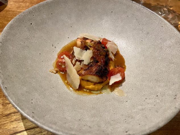 Pulpo / Paprikapüree / Tomate / Parmesan