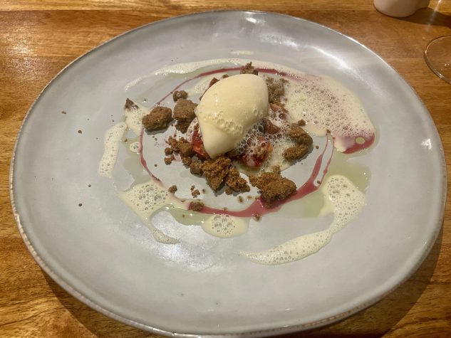 Gebratene Feige / Rosmarincremeeis / Buchweizen-Crumble