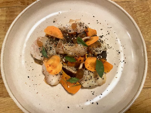 Seeteufel Carpaccio, Karotte und Pilze in Texturen, Shishimi, Dashi Gel