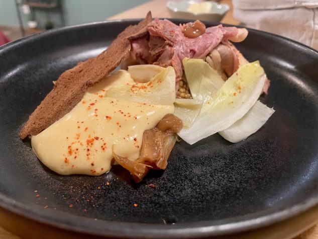 Pastrami, Chicoree, Mimolette Béchamel, Bier Miso, Senfkörner
