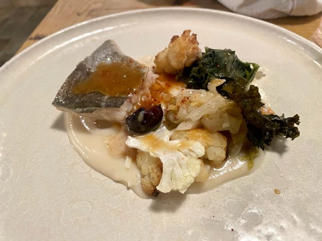 Seelachs, Variation von Blumenkohl, Grün- und Chinakohl, Trauben, Verjussauce