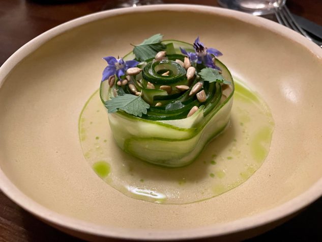 Gurke und roher Adlerfisch, Mandel und Feigenblatt