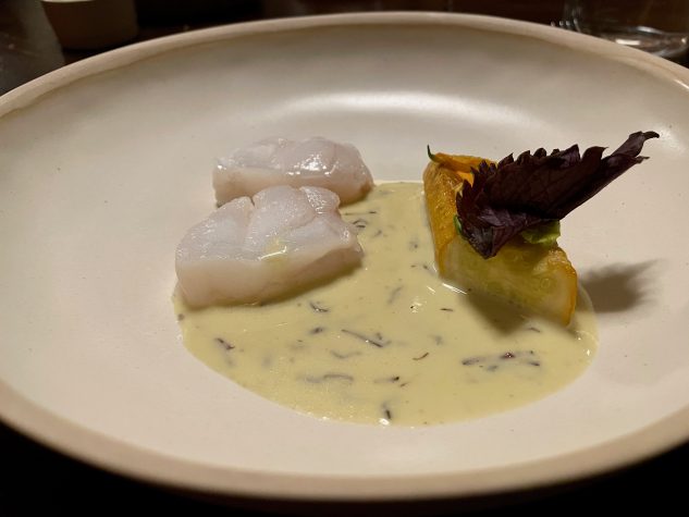 Seeteufel, gefüllte Zucchini, Shiso und grüner Curry Beurre Blanc