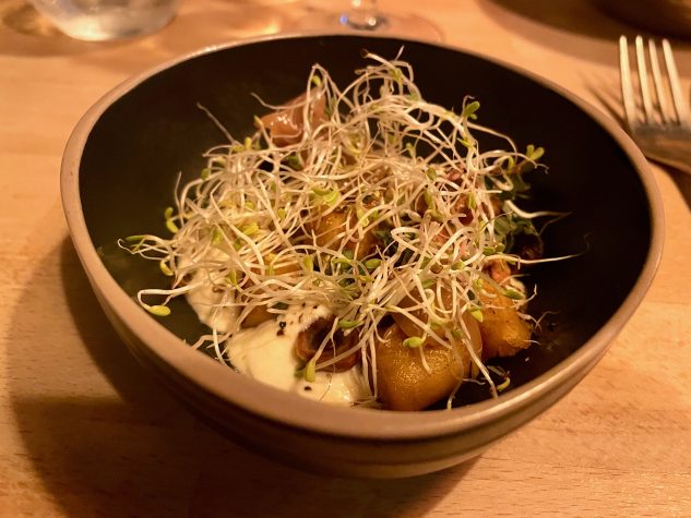 Karotten-Gnocchi, geräucherter Frischkäse, Parmesancrumble