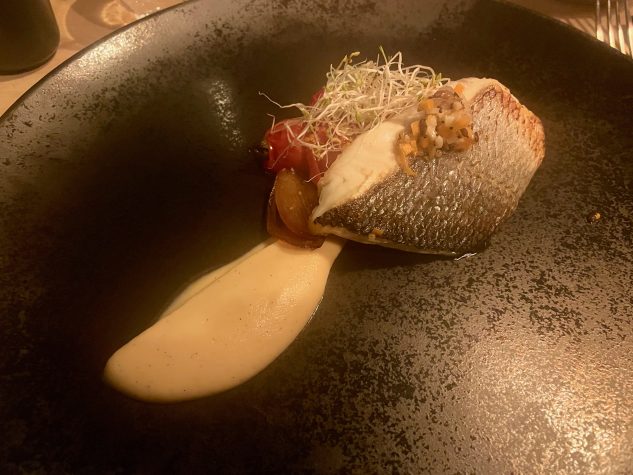 Wolfsbarsch, Blumenkohl mit Vanille, Tomaten, Schalottenconfit, Sauce Vierge