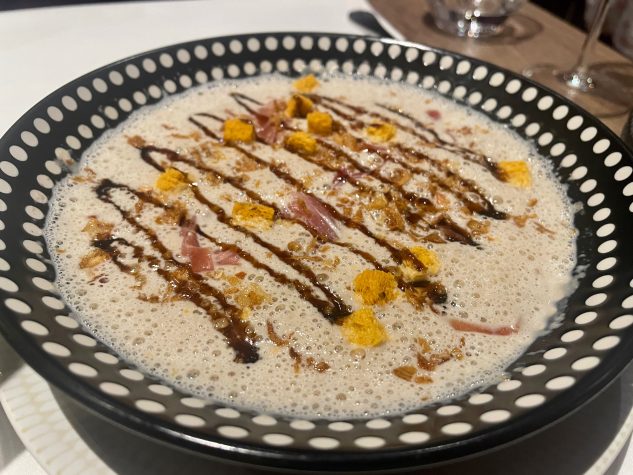 Champignon-Velouté, Serrano Schinken, Croutons, Röstzwiebeln