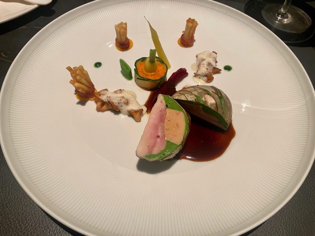 Soufflierte Challans Wachtelbrust im Champignonmantel mit sautierten Pfifferlingen, Karottentörtchen und kleinen Pommes Frites