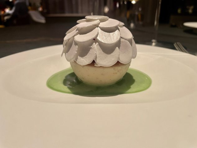 Vacherin glacé mit Himbeeren, Wacholderquarkeis und Waldsauerkleesüppchen