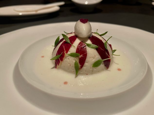 Dôme vom Roten Pfeffer mit Walnuss-Pistazien-Tatar, Treviso und Ziegen-Veilcheneis