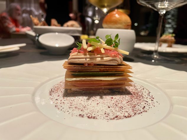 Gratte-Ciel von der Gänseleber mit Pampelmuse, Wildkräuterglace, Pastis und altem Gouda