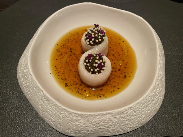 Huit Noir vom bretonischen Petermännchen mit Kalbszunge, “Kaviari Kristal“ Kaviar und Aufguss von Orangenschale und Sepiatinte