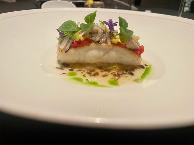 Tranche vom wilden Steinbutt mit pochierten Gillardeau Austern, Eigelbperlen, Wasserkastanien in Wald- und Meeresaromensud