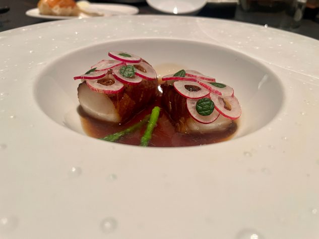 Gratinierter Kohlenfisch mit Radieschen, Kardamom, Schwarzteeessenz und Rosmarinwasser