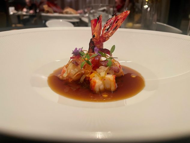 Portugiesischer Carabinero à la Plancha mit auf Holzkohle gegrillten Ferkelfüßchen und Tonkabohnen-Maracuja Aufguss