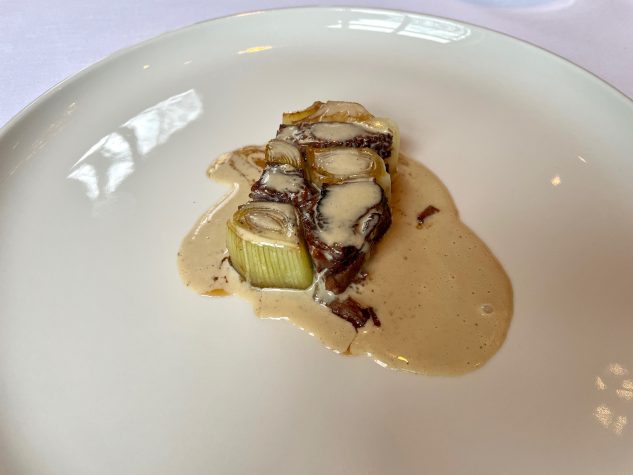 Rind, Lauch & Pfeffersauce