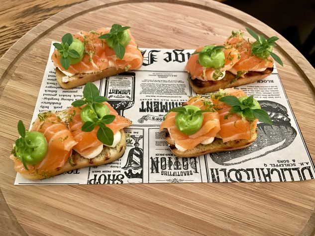 Bruschetta, geräucherter Lachs, Frischkäse, Basilikum