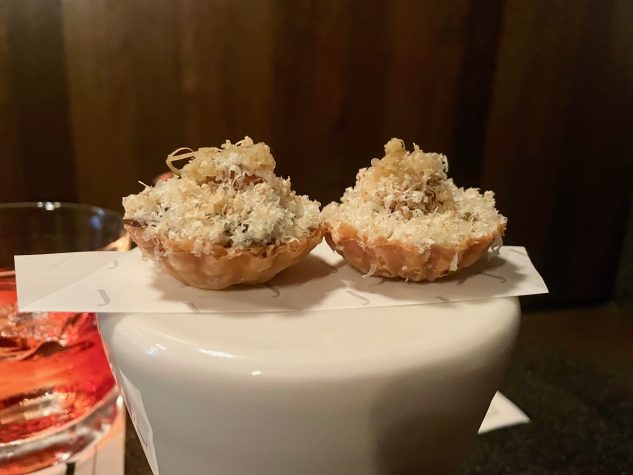 Süße Zwiebel, Comté, Walnuss, Holunderblüte