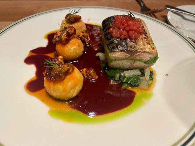 Makrele mit Mangold, frittiertem Parmesan, Tomatenmarmelade, Miesmuschel und Portwein-Beurre-Blanc