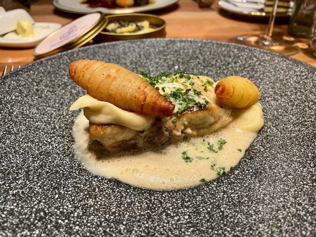 Gebratene Seezunge mit Belugalinsen, Salzzitrone, Kartoffelcroissant und Champagnervelouté