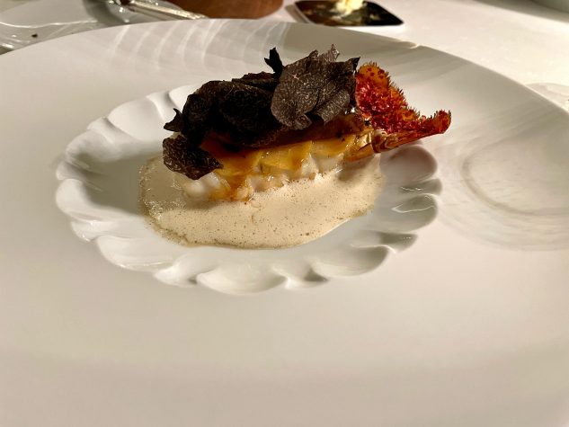 Langoustines ”Royales”, rohe Pflaume, Foie Gras und Périgord -Trüffel aromatisiert mit Tahiti -Vanille und Beurre Noisette