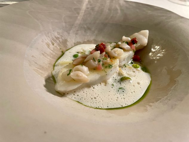 Weißer Spargel, Schwertmuschel, Gartenerbsen und Steinbutt aus der „Vendée” mit lauwarmer Vinaigrette von Chorizo „Iberico Bellota”, Petersilie, Kampot-Pfeffer und Rhabarber