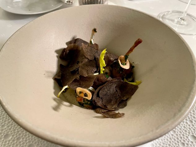 Sauté von Froschschenkeln, Pilz-Trüffel-Sud, Gartenkräuter, Périgord-Trüffel