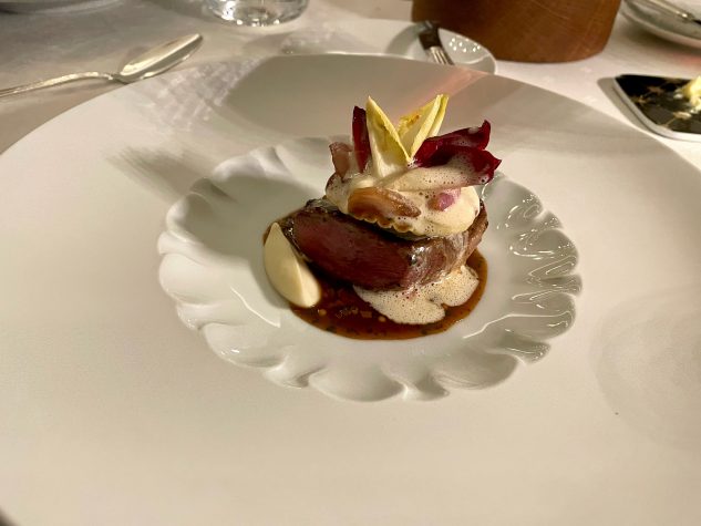 Über „Binchotan“ gegrillte Taube „Jean Claude Miéral“ mit Birne, Vin Jaune, Chicorée, Eifler Blutwurst und Cidre-Essig-Jus