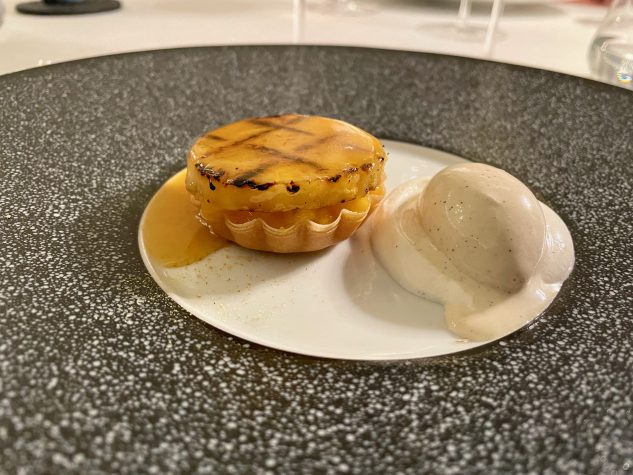 Tarte von Ananas aus Martinique über Holzkohle gegrillt mit Sud von indischen Gewürzen, Mango, Tahiti-Vanille-Eis und gereiftem Rum