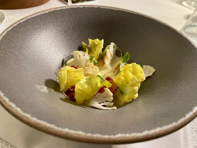 Bretonischer Hummer in der Schale gebraten mit Staudensellerie, grünem Apfel, Ingwer, Zitronengras, gegrillter Limette und Krustentier-Öl