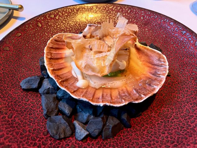 Jakobsmuschel / Lardo / Edamame/ Taggiasche Oliven / Katsuobushi / Dashi