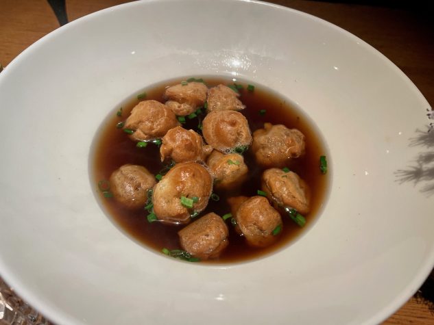 Rinderkraftbrühe, Kräuterprofiteroles, Schnittlauch