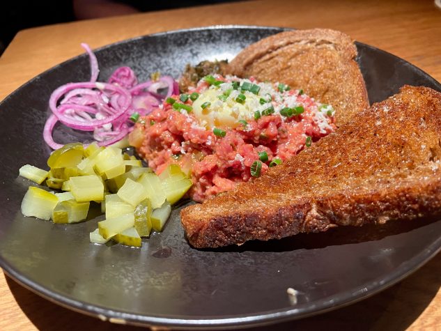 Juffingers Beef Tatar, confiertes Bio -Eigelb, Kren, Crostini