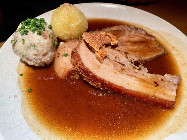 Juffingers Schweinsbraten aus Nacken und Bauch, zweierlei Knödel...