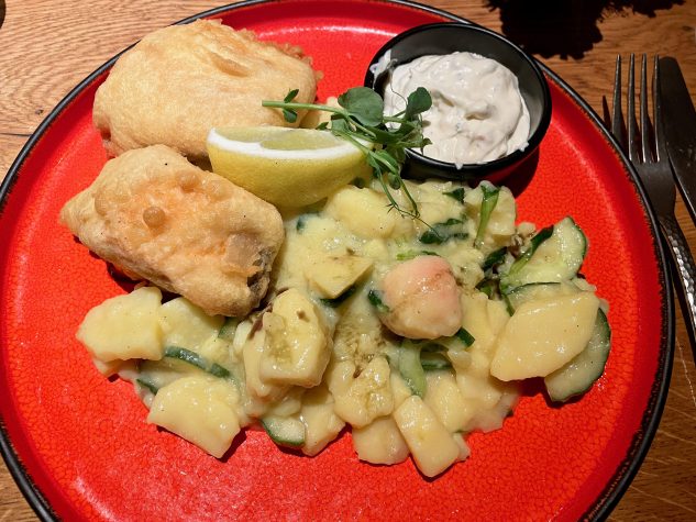 Backfisch vom Schliersee (nach Tagesangebot), bunter Kartoffelsalat, Sauce Tartare