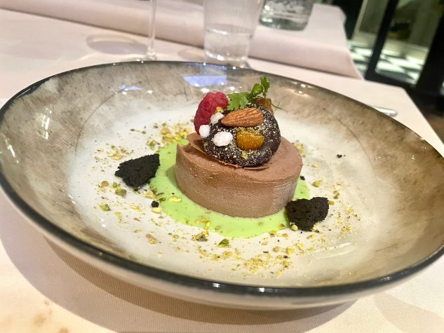 Geeistes Schokoladenparfait mit Crème Anglaise mit Pistazien