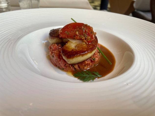 Rindertatar, aromatisiert mit Parmesan und getrockneten Tomaten, gebratenes Schnitzel von der Foie Gras, Geflügeljus