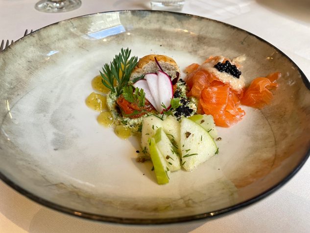 Émincé von der Schneekrabbe, Kräutermayonnaise, Graved Lachs, Vinaigrette von Zitronenöl