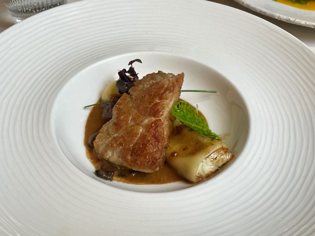 Kross gebratenes Kalbsbries, Canneloni mit Geflügelfarce, Steinpilzcreme mit weißem Portwein