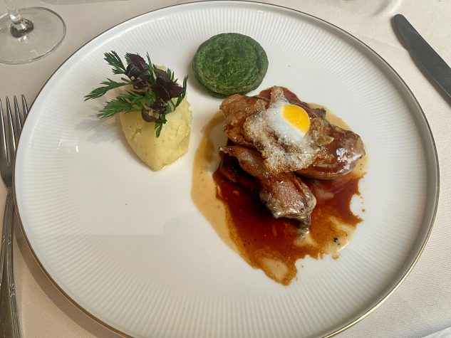 Frikassée von der Wachtel, geräucherter Speck aus den Ardennen, Reduktion von Lütticher Sirup und Champagneressig