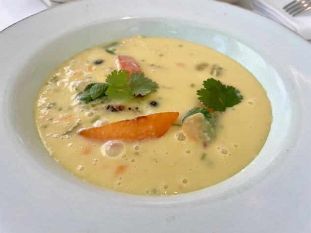 Zuckermais-Marillen-Kaltschale mit knusprigem Polenta & Paradeisern