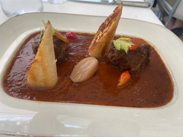 Steirereck-Gulasch mit gebratener Semmel-Lauch-Roulade