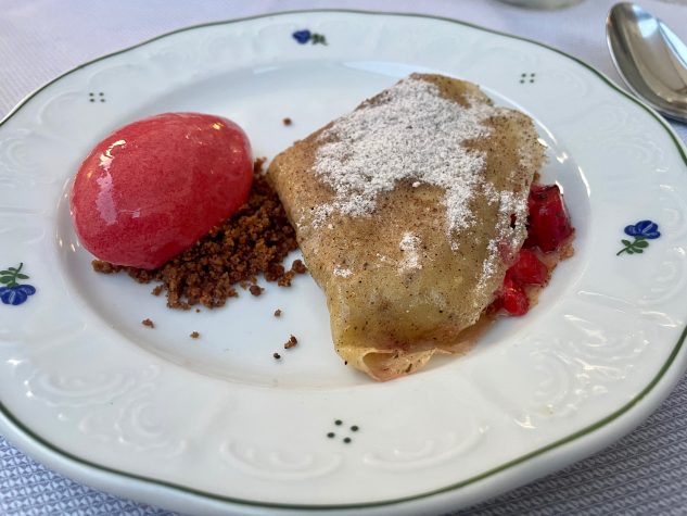 Eispalatschinken, Waldmeister, Vanillestaubzucker & Erdbeersorbet